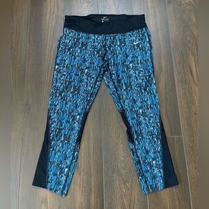 Nike printed cropped athletic tights size L